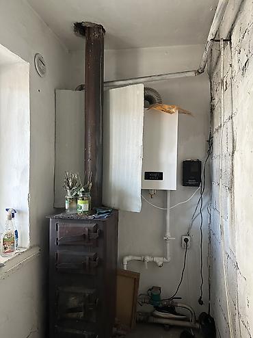 Продажа коттеджей и домов: Продаётся жилой дом с большим навесом и двориком. Адрес:Г.Бишкек ж\М — 13