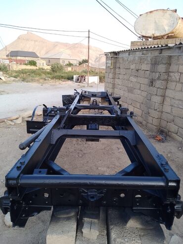 traktor altlıqlı qara qadın bosonojkaları: Yük maşını şassisi, avtomobilin əsas strukturunu təşkil edir və digər