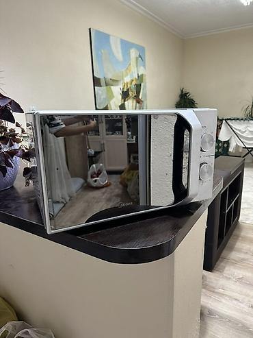 Микроволновая печь Midea с зеркальной дверцей. Покупали в прошлом