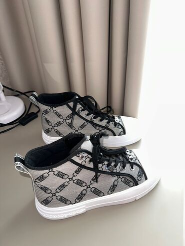 обувь puma: Майкл Корс новые 39 размер, маркировка 8, цена:16500 сом Самовывоз