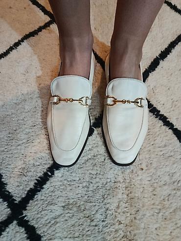 comfort obuca: Zenske mokasine – kožna obuća u beloj boji sa zlatnom kopčom - Model — 2
