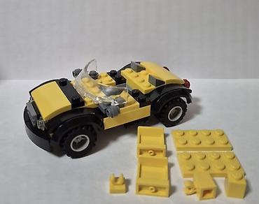 Lego original žuti auto sa dodatnim žutim delovima, auto je dobro