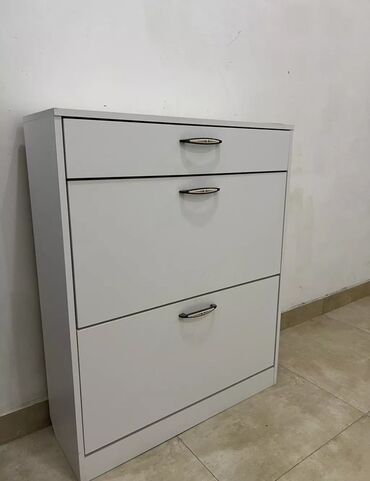Çarpayılar: Üç qapılı ağ rəngli ayaqqabı dolabı. Bu dolab yığcam dizaynı ilə