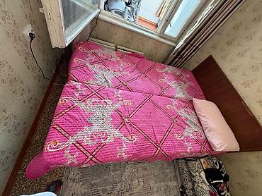 Двуспальная кровать с деревянным изголовьем и ярким комплектом at lalafo.kg Двуспальная кровать с деревянным изголовьем и ярким комплектом