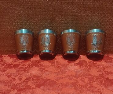 Digər kolleksiyalar: İçki qabı dəsti şahmat lövhəsi ilə birlikdə satılır. Üzərində Alov — 9