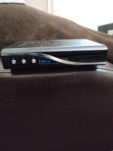 panel cit: Q-SAT ST-08 rəqəmsal peyk qəbuledici. Tarelka və kabellə birlikdə