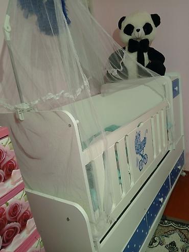 komod üçün döşəkcə: Uşaq beşiyi və komodlu-besik kombi dəsti - Rəng: ağ-göy, polka — 2