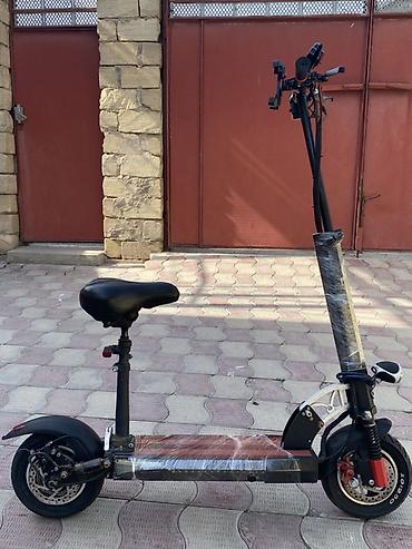 Электросамокаты: Elektrikli skuter – oturacaqlı, güclü batareya bloku və iri gövdə — 2