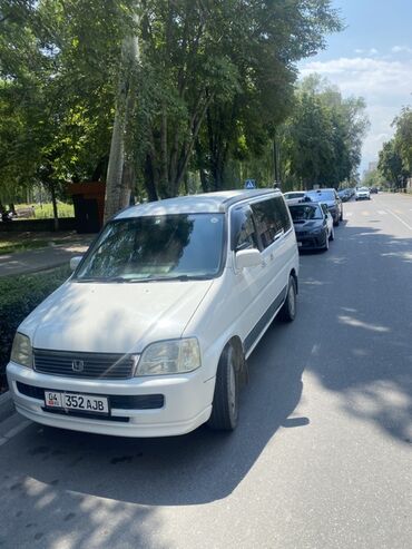 самая деловая машина: Белый минивэн Honda Stepwgn, предназначенный для комфортных семейных