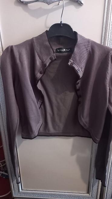 vilur kofta modelleri: Qadın üçün qısa fasonlu trikotaj kofta/jaket. Model yüksək, ribanalı — 2