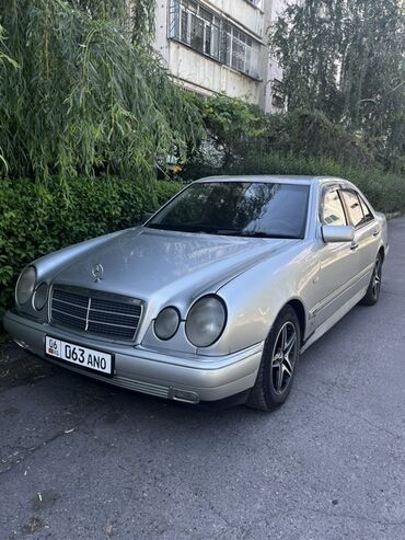 от w210: Автомобиль Mercedes-Benz E-класса в кузове W210, серебристого цвета