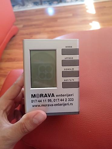 satovi mini focus: Digitalni stočni sat/termometar sa olovkom držačem – MORAVA enterijeri — 1