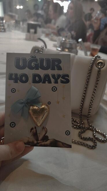 Pərdə və jalüzlər: "Uğur 40 gün" temalı, üzərində körpə ayaqları və ürək formalı şokolad