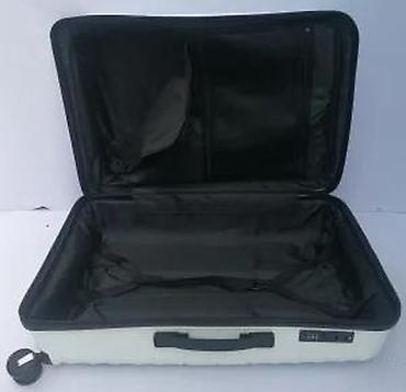 Putni koferi i torbe: === PART 1: TEXTUAL DESCRIPTION === Set od tri bela kofera sa tvrdim — 21