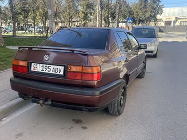 Volkswagen: Volkswagen Vento: 1993 г., 1.8 л, Механика, Бензин, Седан