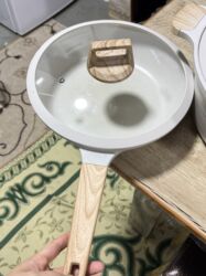 кастрюли алюминевые: Продаю кастрюль 10 литров и сковородку большую, почти новая