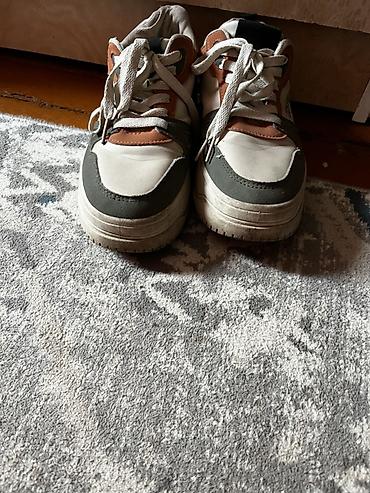 Кроссовки и спортивная обувь: Аялдар үчүн EDGE фирмасынын бут кийими 👟
Өлчөмү: 36р — 2