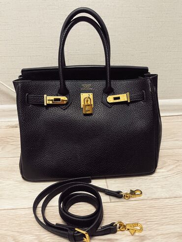 сумочку для девочки: Черная вместительная сумочка,подойдет для учебы/работы. Имеется