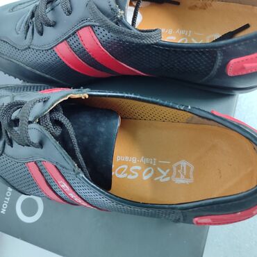 Кроссовки и спортивная обувь: Кроссовки из натуральной кожи 
с перфорацией ( отверстия сбоку) — 12