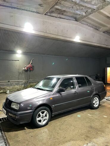 Volkswagen: Volkswagen Vento: 1992 г., 1.8 л, Механика, Бензин, Седан