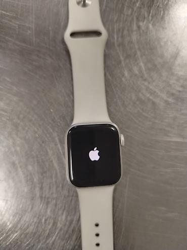 saat seti: Apple Watch SE (GPS) – 40 mm, Alüminium gövdə, İon‑X şüşə, ağ silikon — 3
