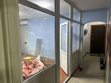 пластиковые двери межкомнатные: Пластиковая дверь, Со стеклом, 255 * x 310 см, Б/у