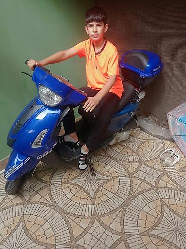 Mavi rəngli şəhər skuterı/skuter moto. Kompakt və yığcam gövdə, iki