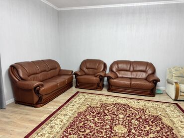 современные прикроватные тумбочки: Диван из кожи, классический стиль. Состав: - трехместный диван; -