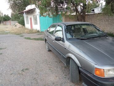 отдам в рассрочку грузовой автомобиль: Volkswagen Passat: 1988 г., 1.8 л, Механика, Бензин, Седан