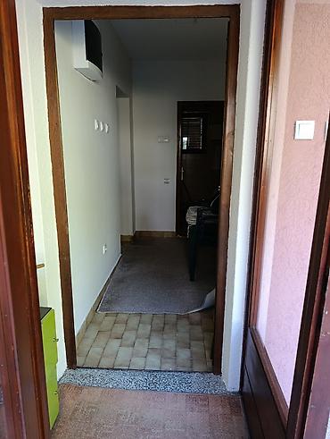 Kuće za izdavanje: Jednosoban apartman/kućica sa dvorištem i terasom u zelenom okruženju — 3