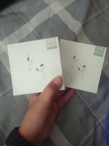 Наушники: Apple AirPods (поколение с короткой ножкой; визуально похоже на
