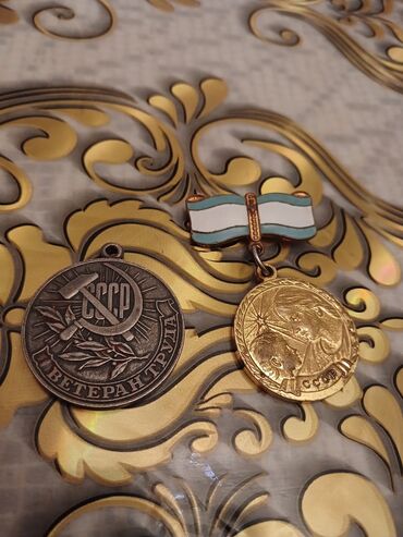 Hovuzlar: Analıq medalı Şəkildə iki sovet medalı təsvir edilmişdir. Solda