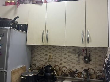 faizsiz kreditle metbex mebeli: Mətbəx mebeli dəsti - Üst və alt dolablar: krem rəngdə, parlaq metal