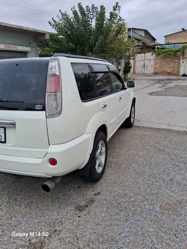 Nissan: Ağ rəngli kompakt krossover/SUV. Xüsusiyyətlər: - Kuzov: 5 qapılı — 12