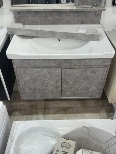 Çanaq üçün kranlar: Ağ rəngli keramika lavabo, boz rəngli, mərmər effekti ilə işlənmiş