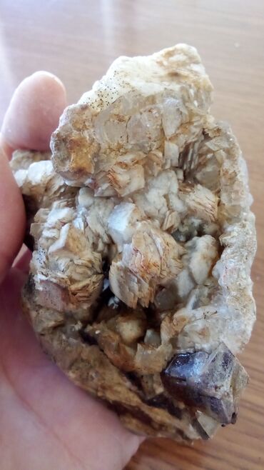 Kristali i minerali: Ovaj prirodni kvarcni kristalni grozd karakteriše svetla, prozračna — 34