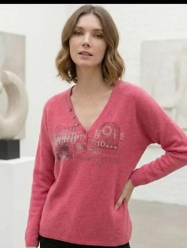 Ženski džemper sa V-izrezom u ciklama/roze boji. Model ima poludubok na lalafo.rs Ženski džemper sa V-izrezom u ciklama/roze boji. Model ima poludubok