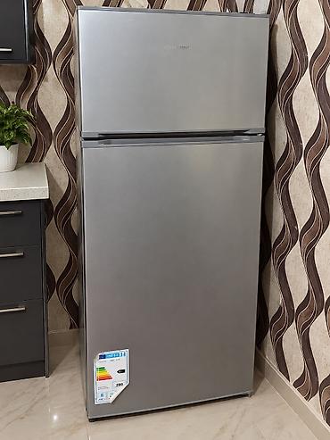 radiator ev: 🧊 İki qapılı, gümüşü rəngdə soyuducu. ✨ Şəkildə gördüyünüz — 1