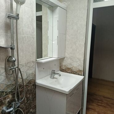 Tavan: Bu dəstəkləyici şkaf və inteqrasiya olunmuş lavabo ilə müasir hamam