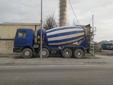 beton qarışdıran maşın satılır: Salam Mercedes Actros 2000 ci il Mator, karobkamost əla