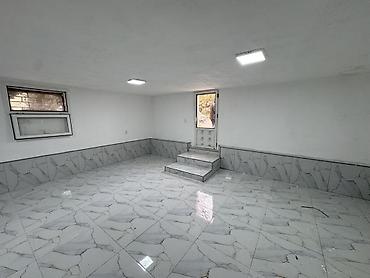 Kommersiya daşınmaz əmlakının satışı: Satilir Xüsusiyyətlər: - Tək otaqlı geniş zal, mərmər naxışlı kafel — 4