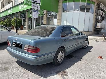 w210 panel: Mercedes-Benz E-Class (W210) sedan - Gövdə: 4 qapılı sedan, açıq mavi — 3