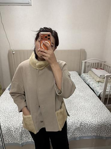 норковая: Бежевое укороченное пальто/полупальто с меховыми вставками.мех норка — 1