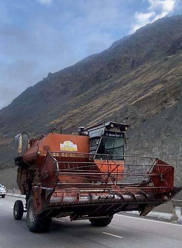 Зерноуборочные комбайны: Комбайн зерноуборочный самоходный с жаткой. 24 стартер. Кабина — 3