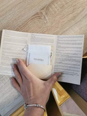 Setovi nakita: PANDORA narukvica sa original pakovanjem Cena:3500din Set sadrzi — 2