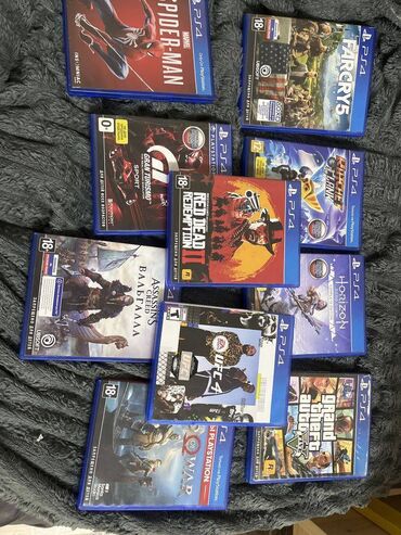 Oyun diskləri və kartricləri: Playstation 4 oyun diskleri orijinal disklerdi hamisi tertemiz