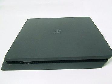 PS4 (Sony Playstation 4): U ponudi je Sony PlayStation 4.
Konzola je najnoviji SLIM model — 13