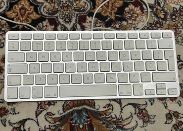 Kompüter və noutbuk aksesuarları: Məhsul: Apple klaviatura (naqilli, kompakt model) Xüsusiyyətlər: -