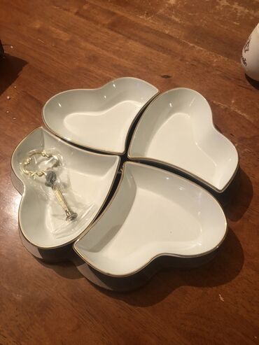 Mətbəx aksesuarları: Ürünün təsviri: - Ürək formasında 4 bölmədən ibarət porselen