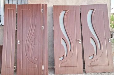 seyf qapi 2ci el: MDF otaq qapıları – qəhvəyi ağac naxışlı, modern dekorativ relyef və
